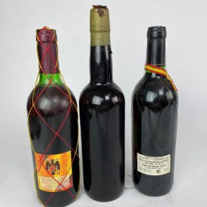 Lote de botellas de vino de la Legión y Franco