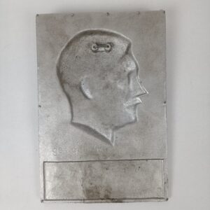 Placa con busto de Adolf Hitler