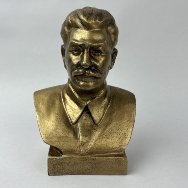 Estatua o busto de Stalin