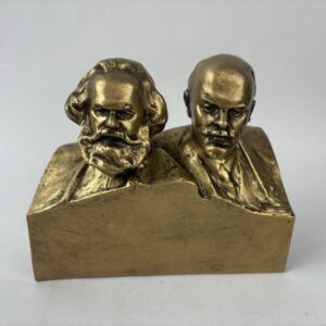 Estatua o busto de Marx y Lenin