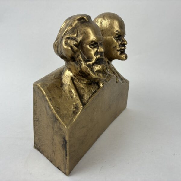 Estatua o busto de Marx y Lenin