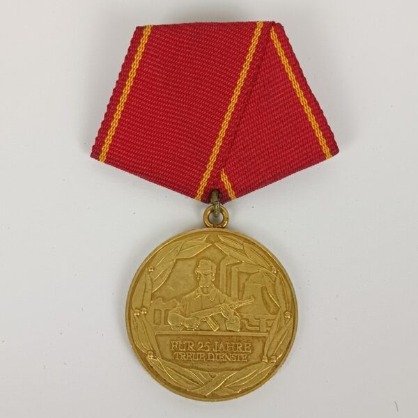 Medalla por Servicio Fiel de los Grupos de Combate Oro RDA