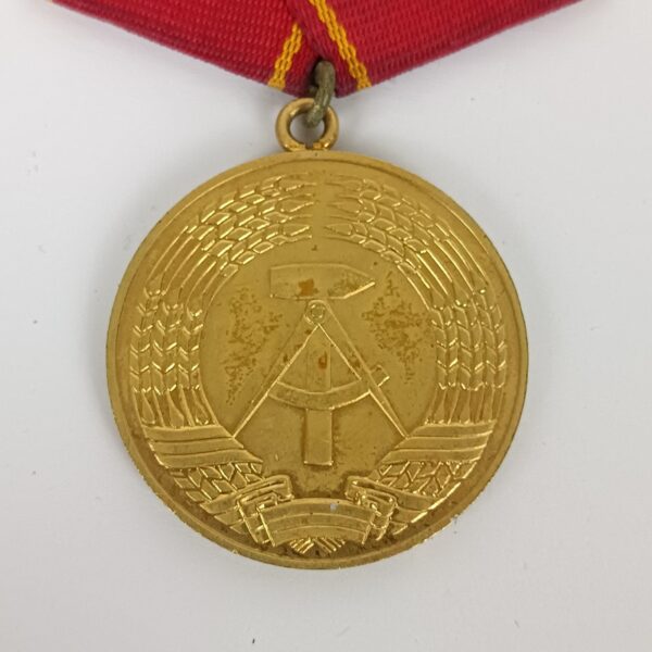 Medalla por Servicio Fiel de los Grupos de Combate Oro RDA