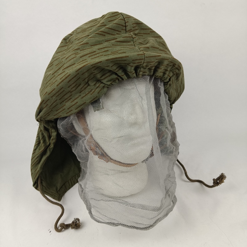 Casco VOPO M56/66 con funda Strichtarn RDA