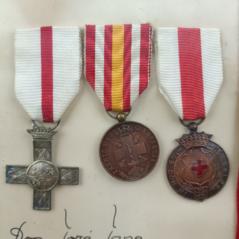 Cuadro Medallas de la Cruz Roja años 60 España - Imagen 3