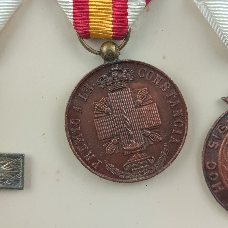Cuadro Medallas de la Cruz Roja años 60 España - Imagen 5