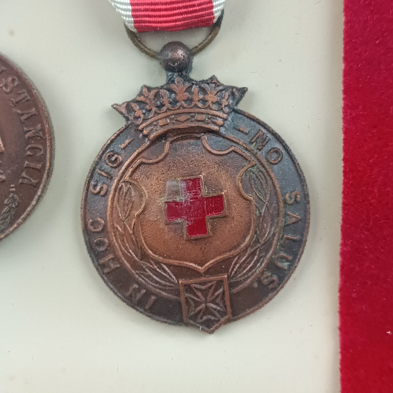 Cuadro Medallas de la Cruz Roja años 60 España - Imagen 6