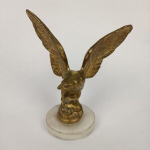 Águila de bronce con peana de mármol